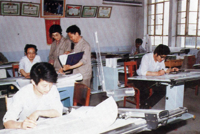 从1984年第一季度到抓管理上登记全面提高企业素质验收前,采取分线检查、总结成绩、找出差距、提出措施、限期整改的方法,使各项工作在整顿中巩固提高,在巩固提高中进行再整顿,再提高。