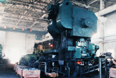 3月24日,世界第一台德国奥姆卡4000吨热模锻生产线在山推总厂热模锻车间安装调试。