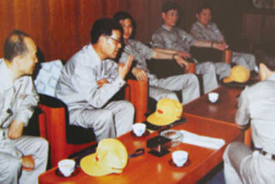 为了学习外国先进技术和管理方法,前往引进技术与设备的国家进行实地考察。薛仲光厂长在日本。