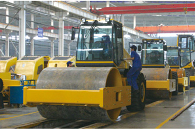 2002年2月,由履带厂开发研制的YZ18液压振动压路机,顺利下线。