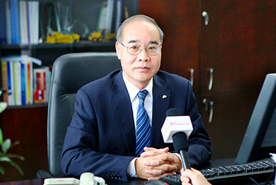 张秀文董事长在接受中国山东网专题采访时,就公司践行“厚道鲁商”倡树行动进行回答,介绍了山推把“仁义、诚信、厚道”的文化精髓融入到生产经营的全过程的典型做法和“诚敬做产品,诚信做企业”的经营理念,在工程机械行业树立起了“厚德坚韧”的山东国企形象