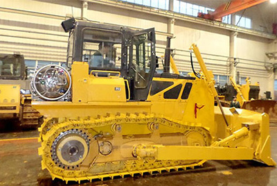 世界上第一台燃气型履带式推土机——SD20-5(LNG)在研究总院新产品试制中心下线。SD20-5(LNG)履带式推土机是公司顺应行业发展趋势开发的一款节能、环保产品,整机采用天然气专用发动机,燃烧后无积炭,满足stageIIIA排放,寿命更长,维修频率更低。