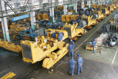 山推牌TY320C推土机在装配分厂试验车间顺利下线,标志着“山推”系列推土机在技术性能和结构造型水平上又上了一个新的台阶。